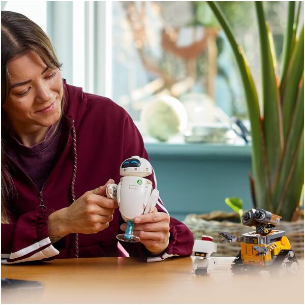 LEGO Disney and Pixar Wall-E and EVE 43279 Image 2
